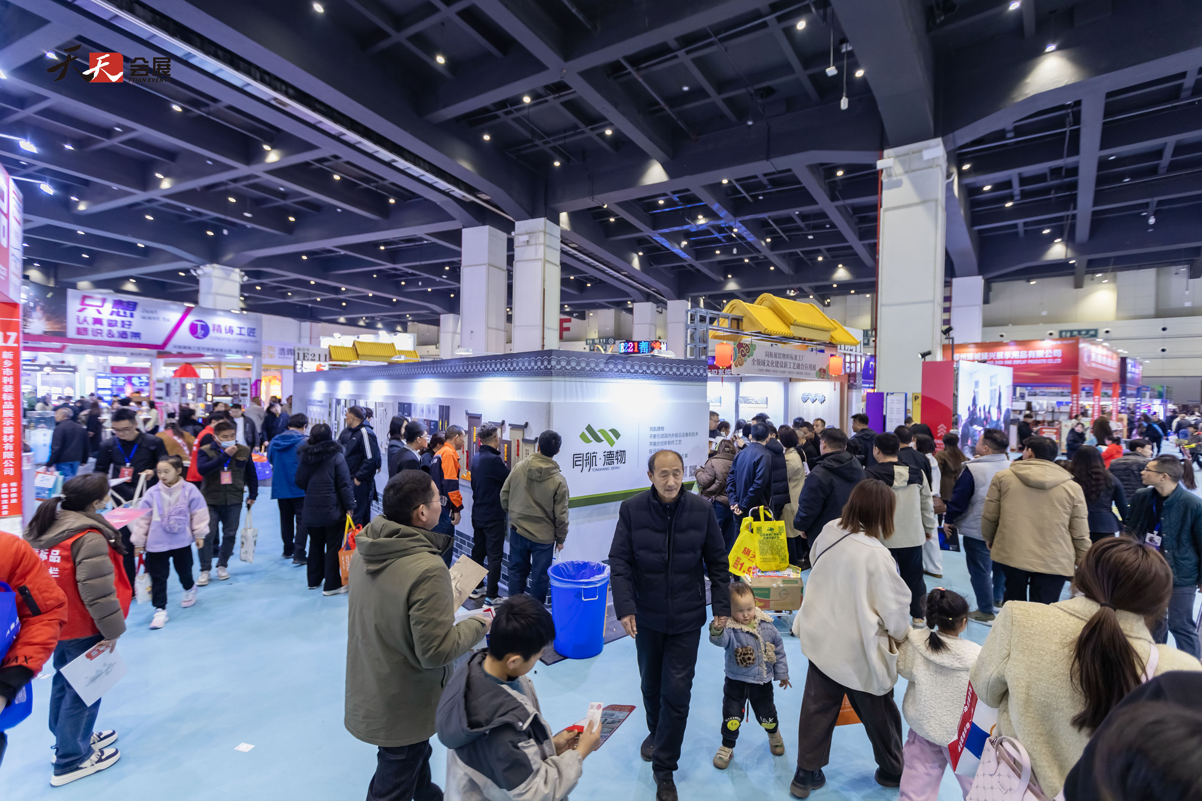 人潮涌動(dòng)，熱鬧非凡|2025春季中原廣告展第二天盛況依舊